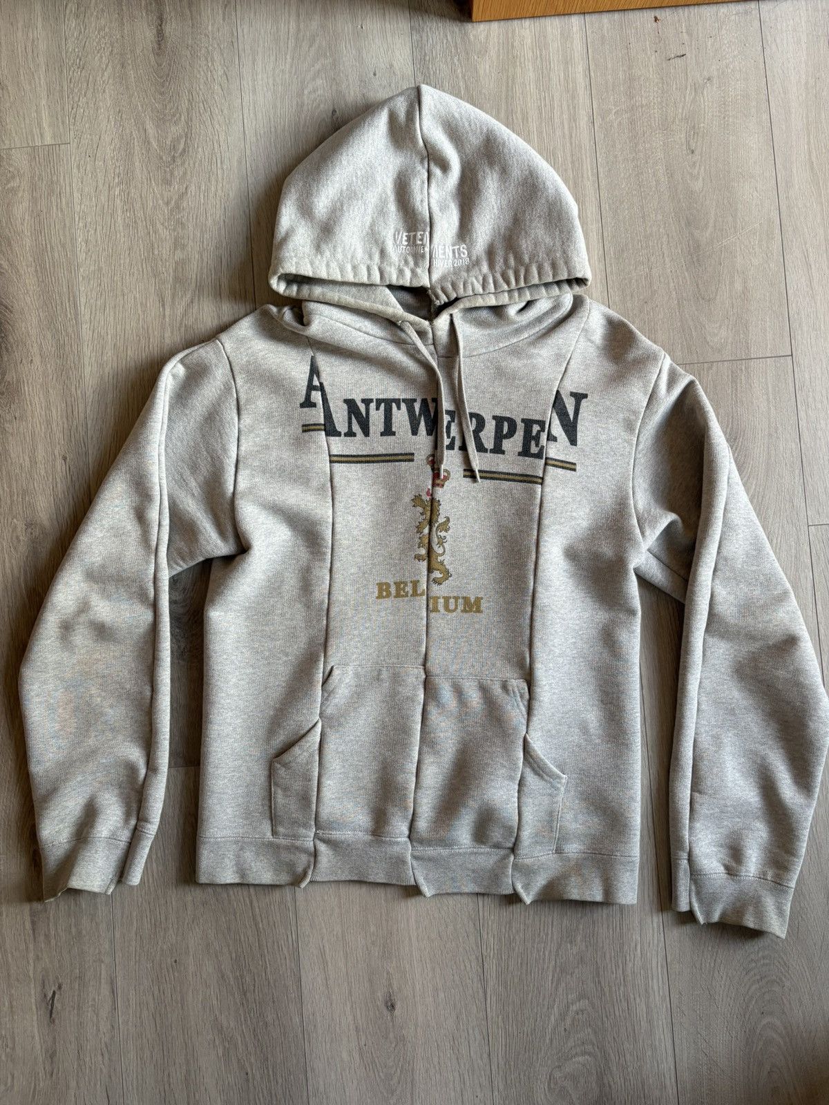 トップス VETEMENTS antwerp hoodie Buy VETEMENTS men grey antwerp deconstructed hoodie for $458