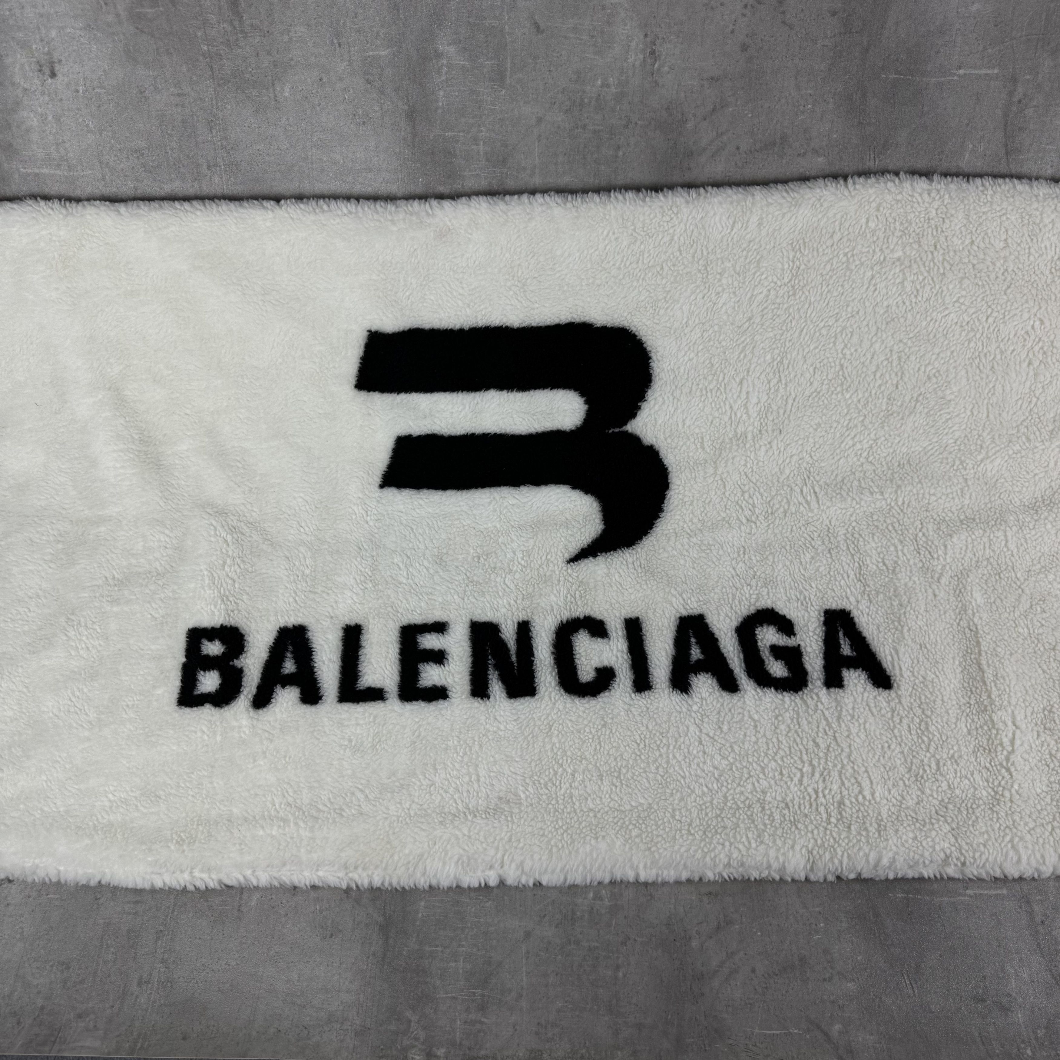 Balenciaga BALENCIAGA 3B Logo Soft Padded Blanket Size ONE SIZE - 4 Thumbnail