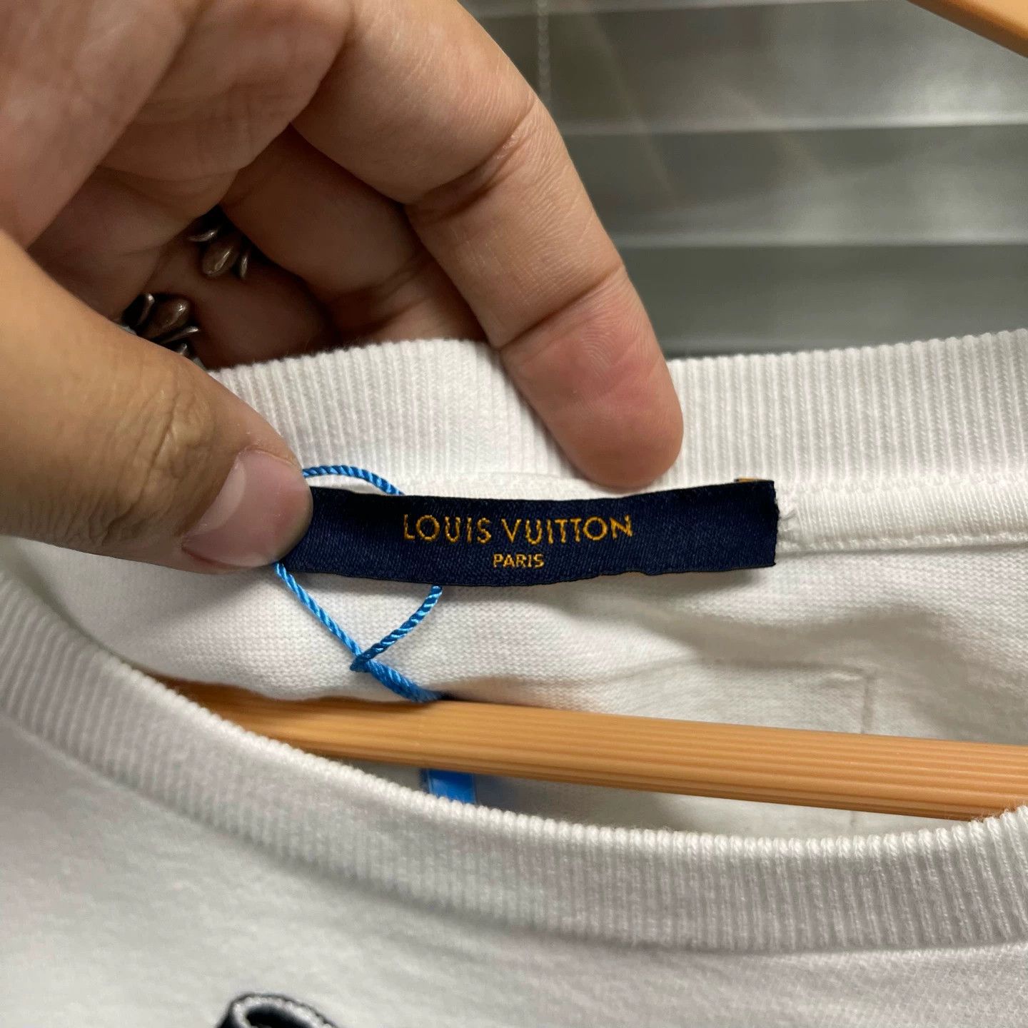 Louis Vuitton LV pendant-embroidered logo short-sleeve tee L new Size US L / EU 52-54 / 3 - 3 Thumbnail