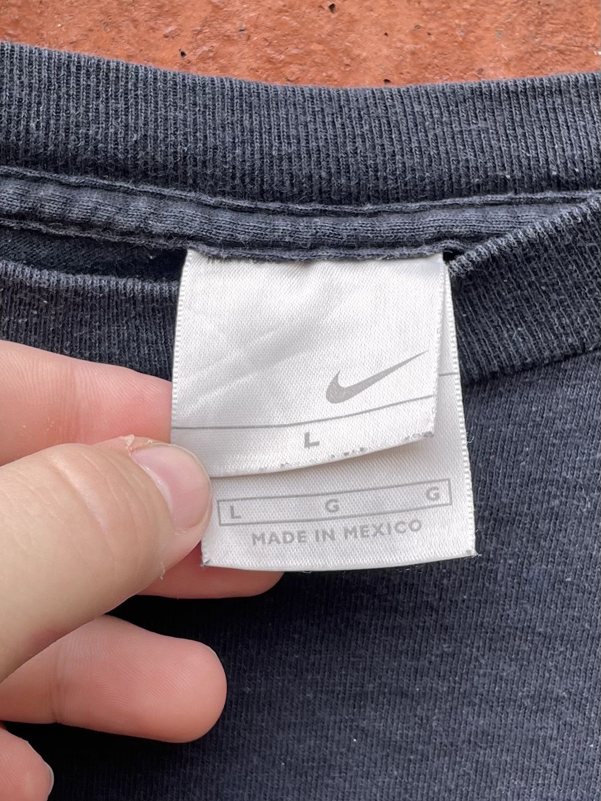Nike Vintage 90s Y2K Nike Grey Tag T Shirt embroidered Size US L / EU 52-54 / 3 - 2 Thumbnail