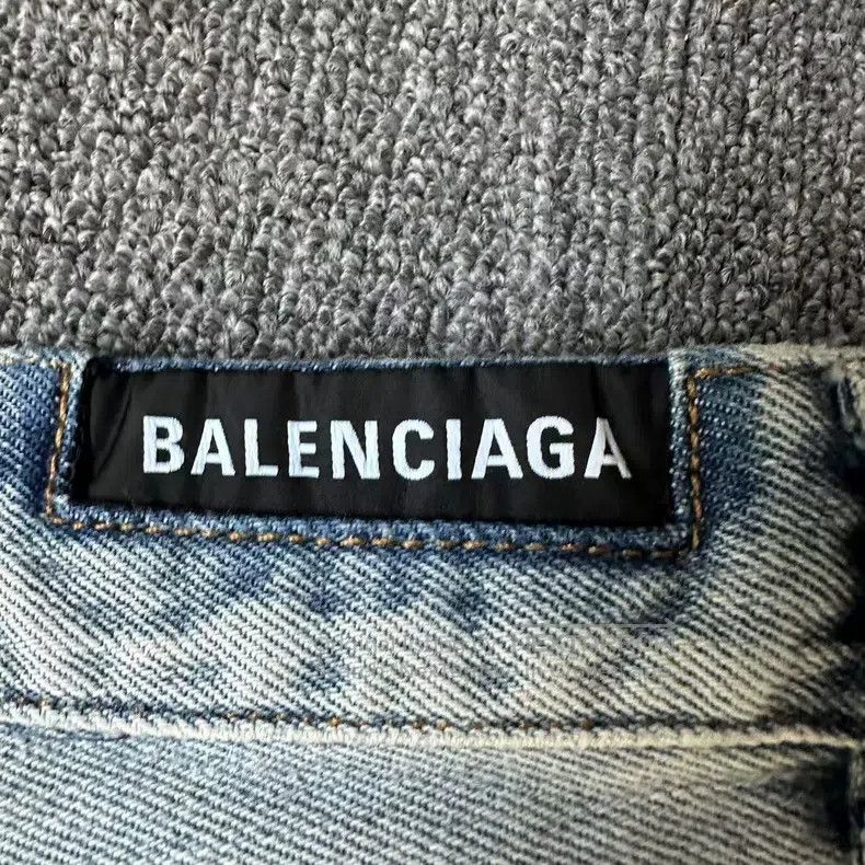 Balenciaga Balenciaga size M Vintage high-waisted, water-washed Baggy Size US 28 / EU 44 - 4 Thumbnail