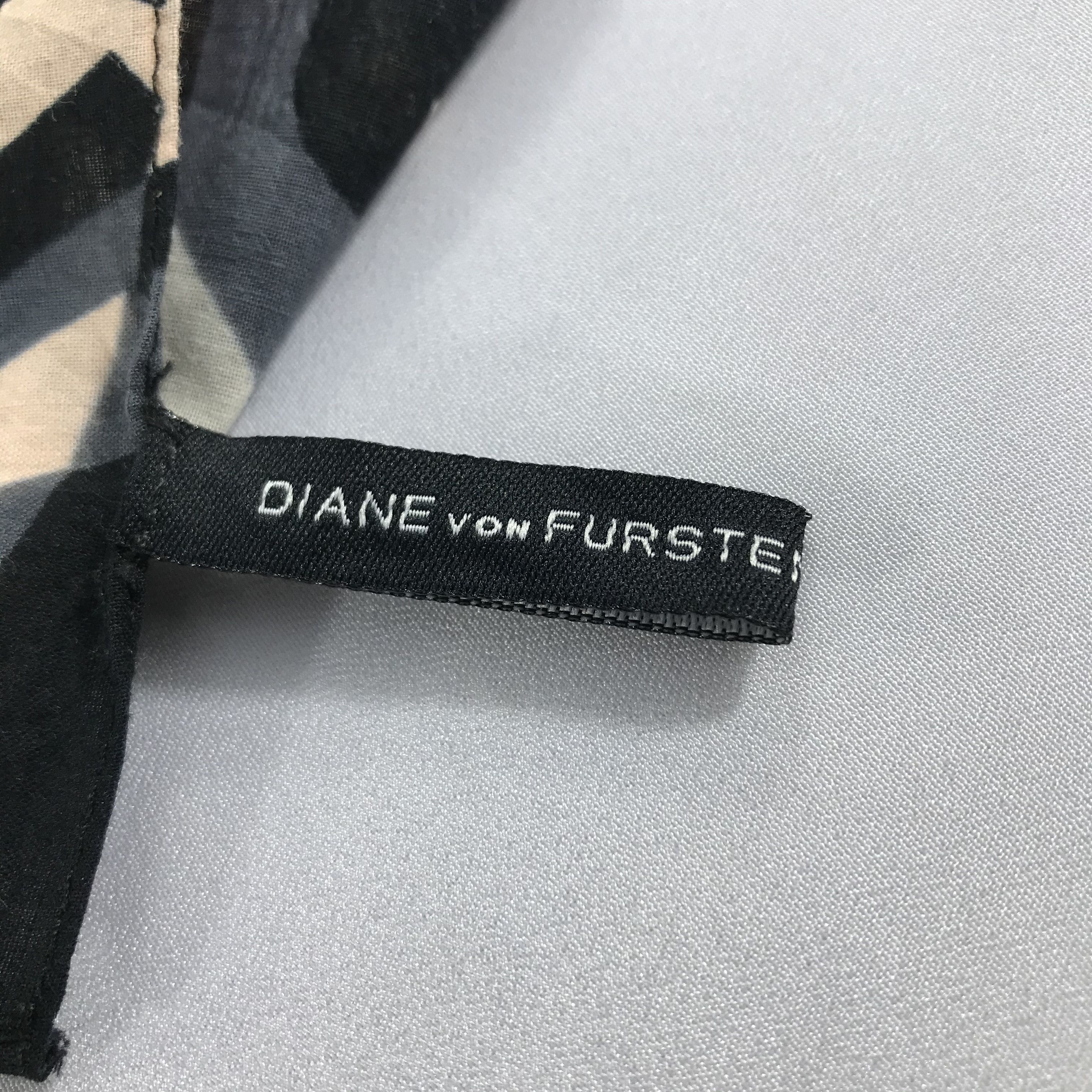 Diane von Furstenberg Diane Von Furstenberg Abstract Handkerchief Bandana H650 Size ONE SIZE - 3 Thumbnail