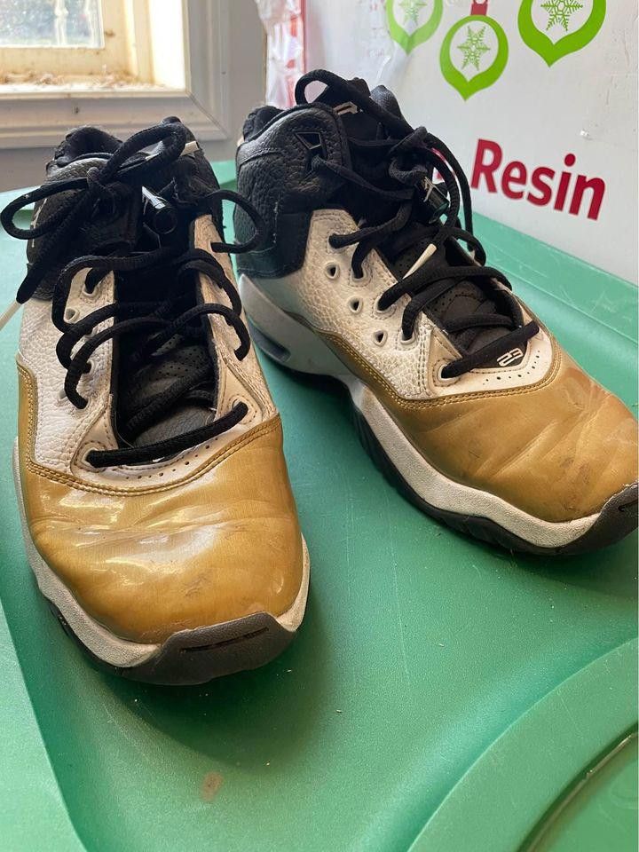 Designer 5.5Y Air Jordans B’ Loyal Size US 5.5 / EU 38 - 2 Thumbnail