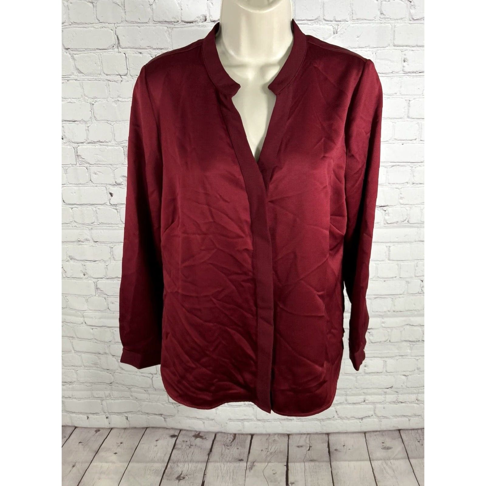 Vintage Elizabeth & Clarke Red 100% Unstainable Vegan Silk Long Sleeve Button Up 6 Size M / US 6-8 / IT 42-44 - 2 Thumbnail