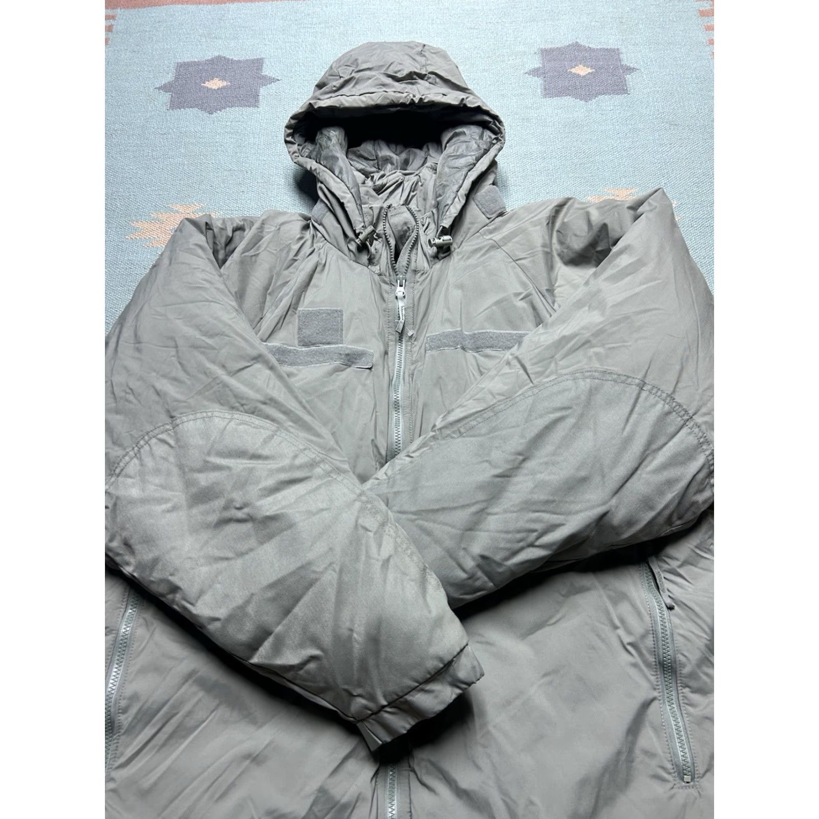 Layer 8 US Military Extreme Cold Weather Parka Gray Gen III ECWGS Layer 7 Men’s XL Jacket Parka Gray ECWGS Layer 7 Men’s XL Size US XL / EU 56 / 4 - 2 Thumbnail