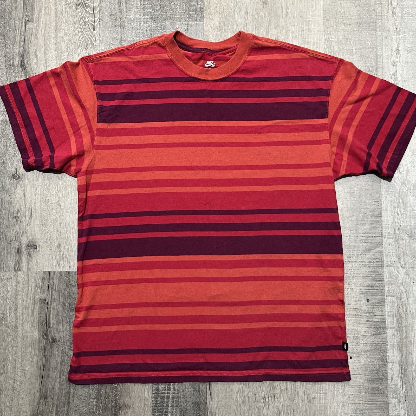 Nike Nike SB Loose Fit Red Striped The Nike Tee Surf Skater M Size US M / EU 48-50 / 2 - 1 Thumbnail