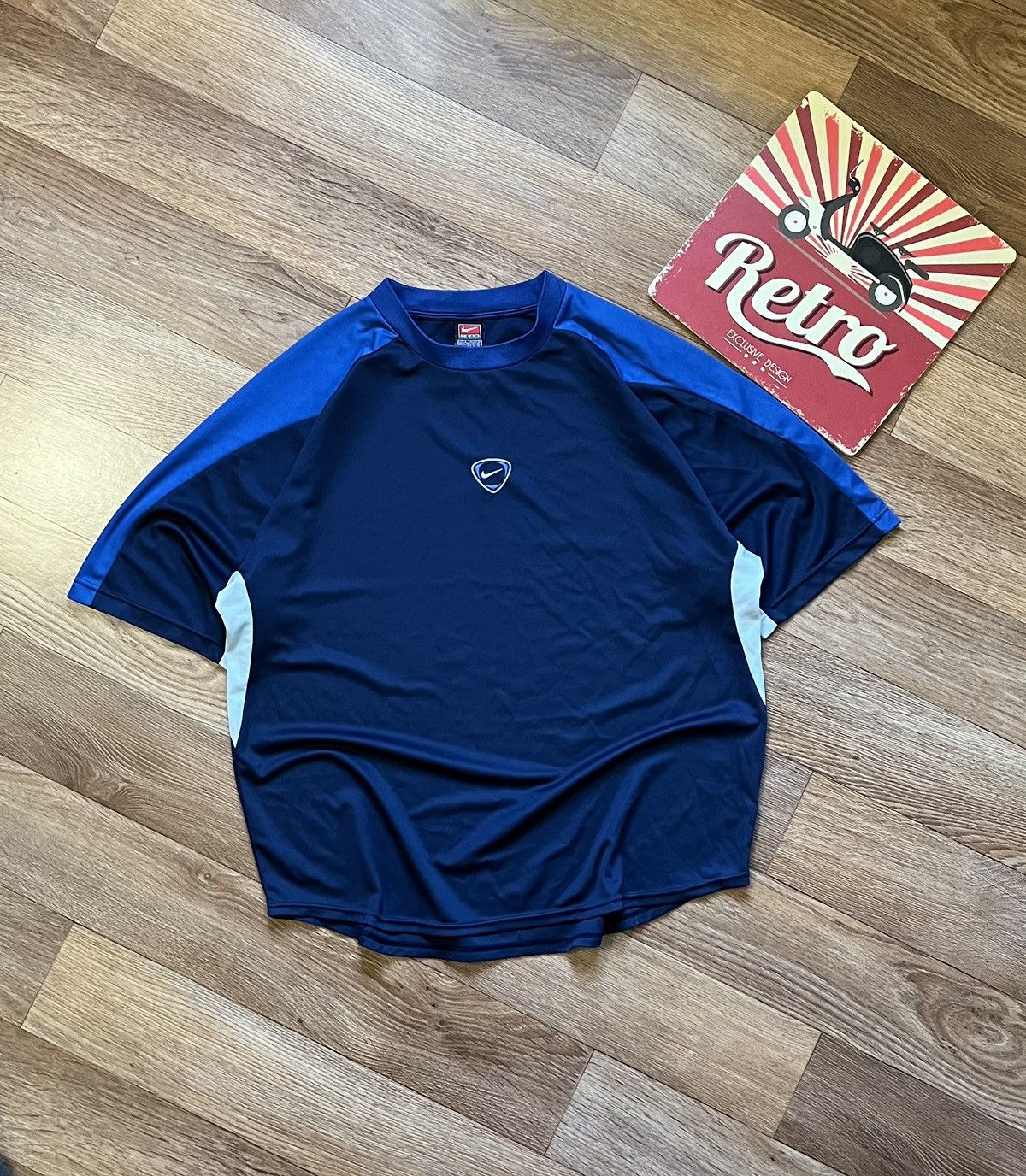Nike Vintage Nike Central Swoosh Logo Y2K Casual T Shirt Tee Size US L / EU 52-54 / 3 - 1 Thumbnail