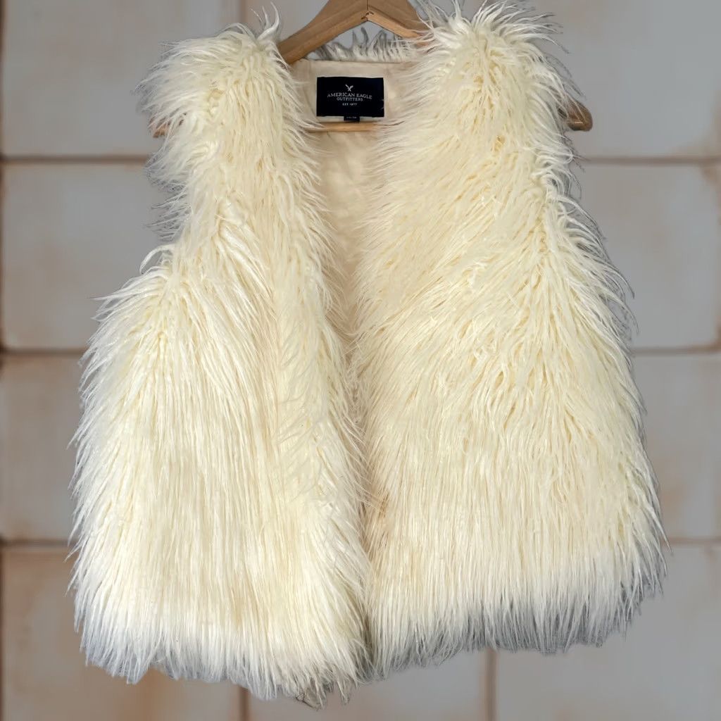 American Eagle Outfitters VINTAGE American Eagle Outfitters Faux Fur Vest Womens XS Cream Shaggy Boho Glam Y2K Layering Size XS / US 0-2 / IT 36-38 - 1 Thumbnail