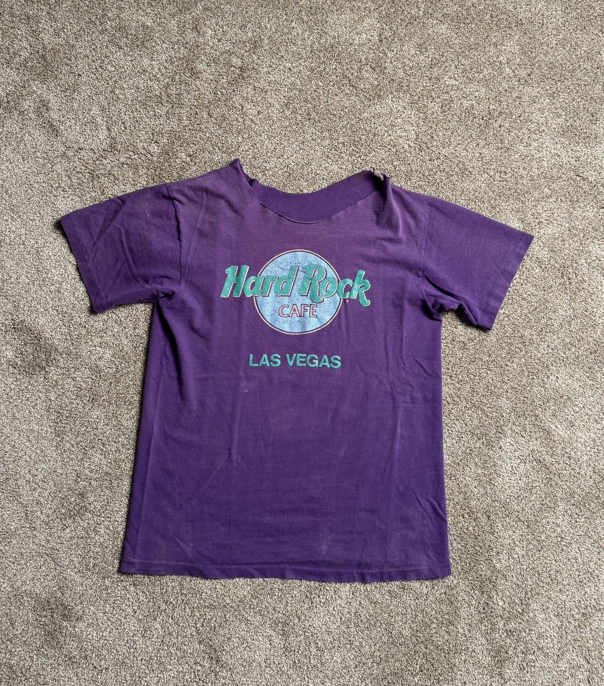 Hard Rock Cafe VINTAGE PURPLE HARD ROCK CAFE “THRASHED COLLAR” GRAPHIC TEE Size US S / EU 44-46 / 1 - 1 Thumbnail