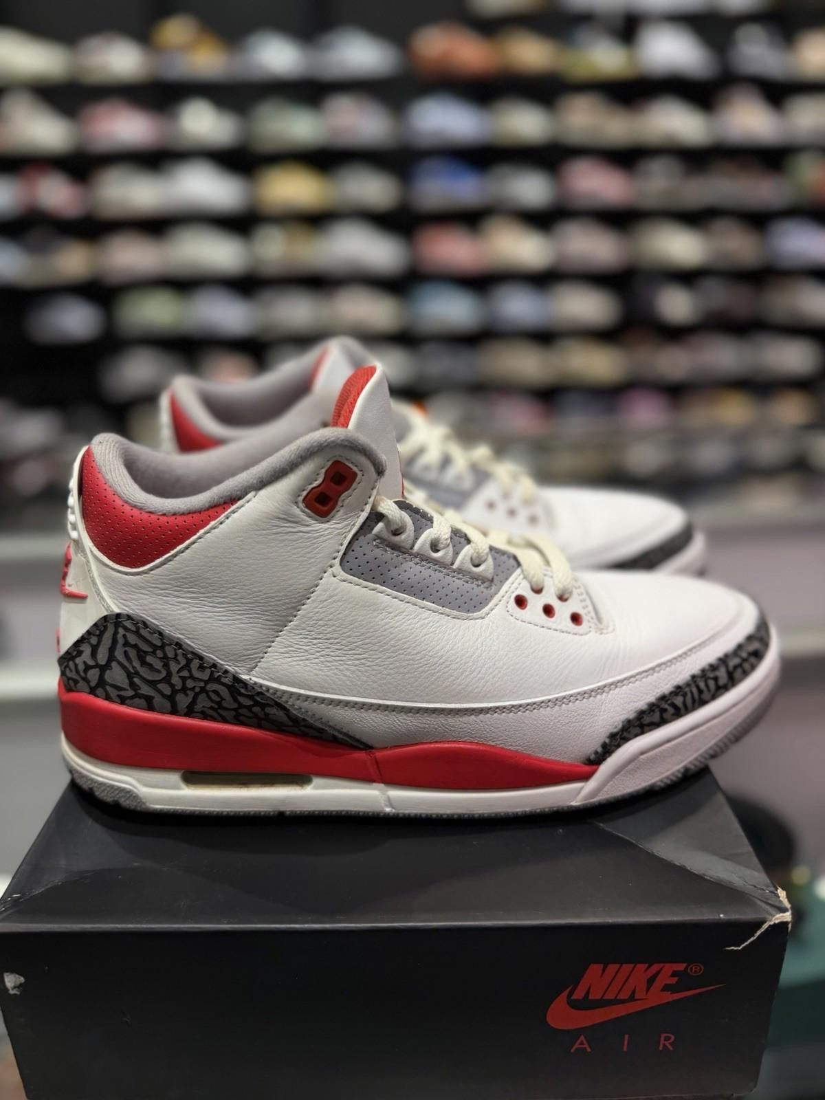 Jordan Brand Jordan 3 Retro Fire Red 2022 Size 9.5 Pre-Owned Pre-Owned Size US 9.5 / EU 42-43 - 3 Thumbnail