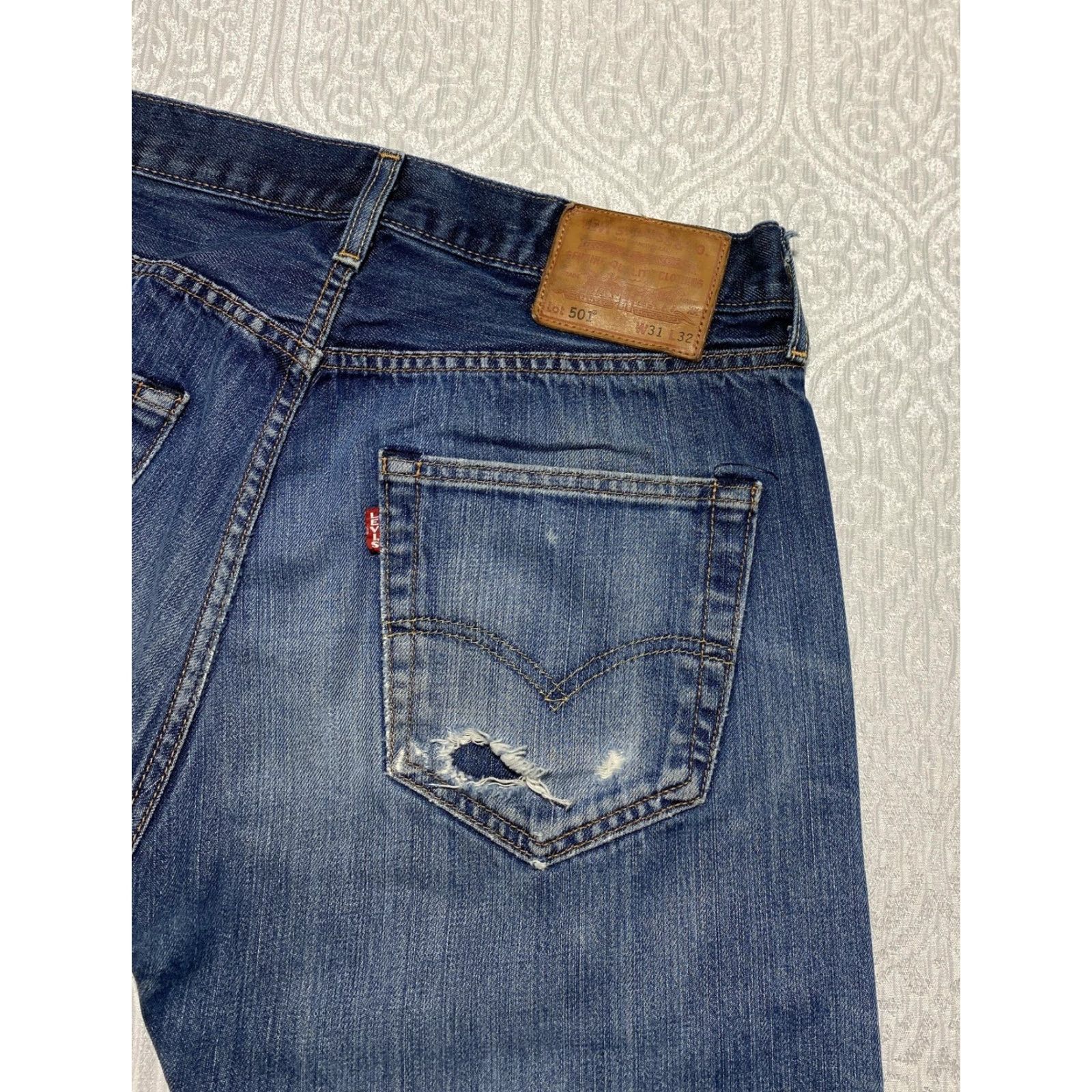 Levi's VINTAGE Levi's 501 Jeans Mens 31x30 Blue Denim Straight Leg Button Fly Distressed Worn Casual/Everyday Mens Jeans Size US 31 - 7 Thumbnail