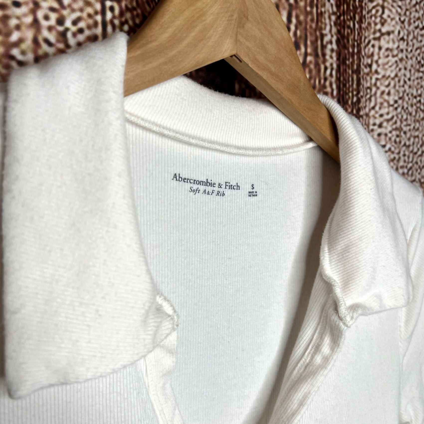 Abercrombie & Fitch Abercrombie & Fitch Shirt Womens Small White A&F Essentials V-Neck Polo Shirt Womens S White V-Neck Polo Size S / US 4 / IT 40 - 2 Thumbnail