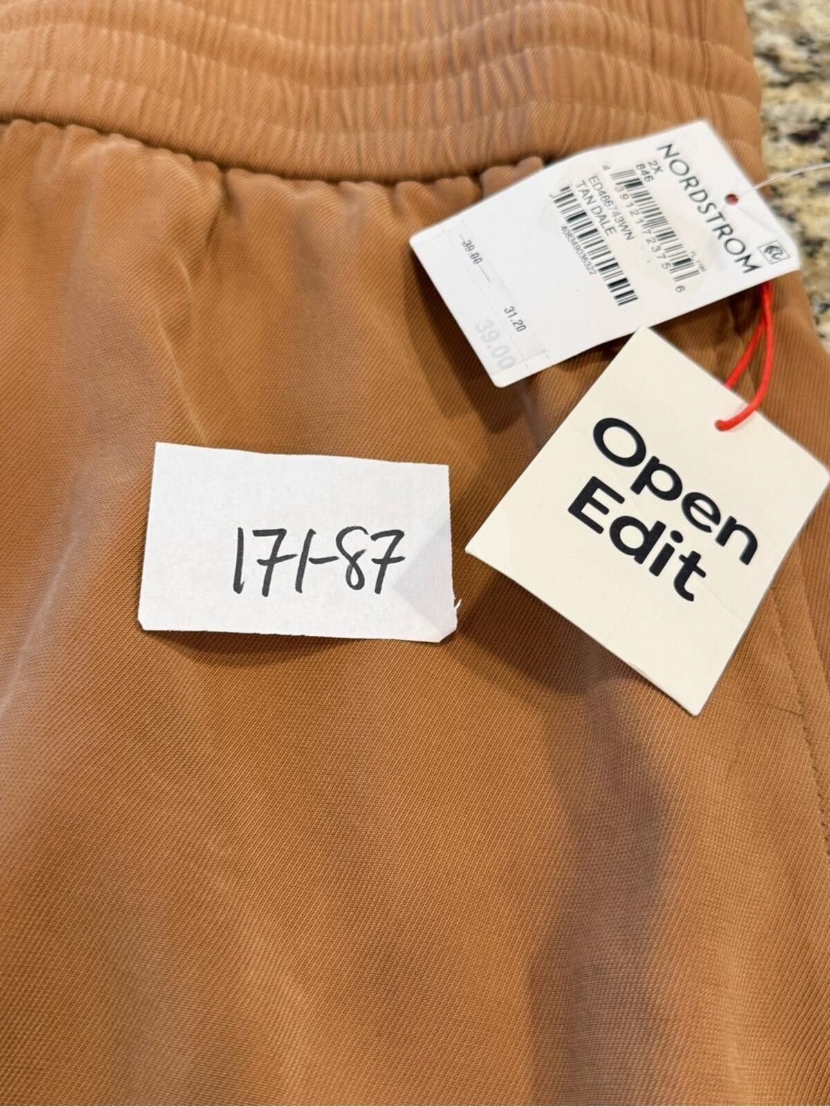 Nordstrom Nordstrom Open Edit tan elastic waist shorts pockets plus 2X Size 42" / US 20 - 11 Thumbnail