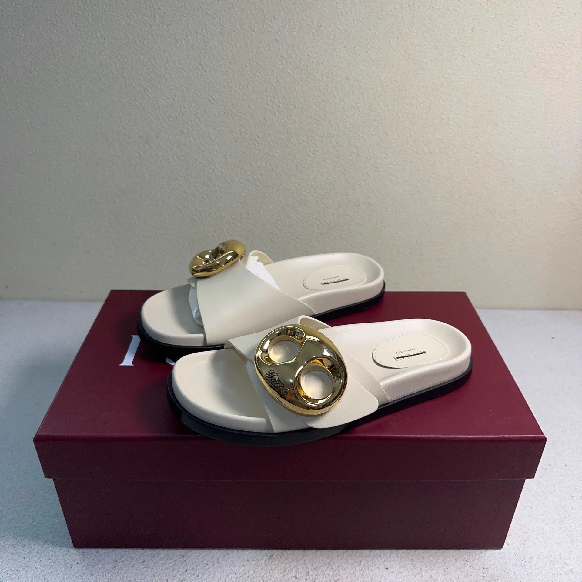 Gucci GUCCI Women's White Metal Buckle Slides 36 Size US 6 / IT 36 - 1 Thumbnail