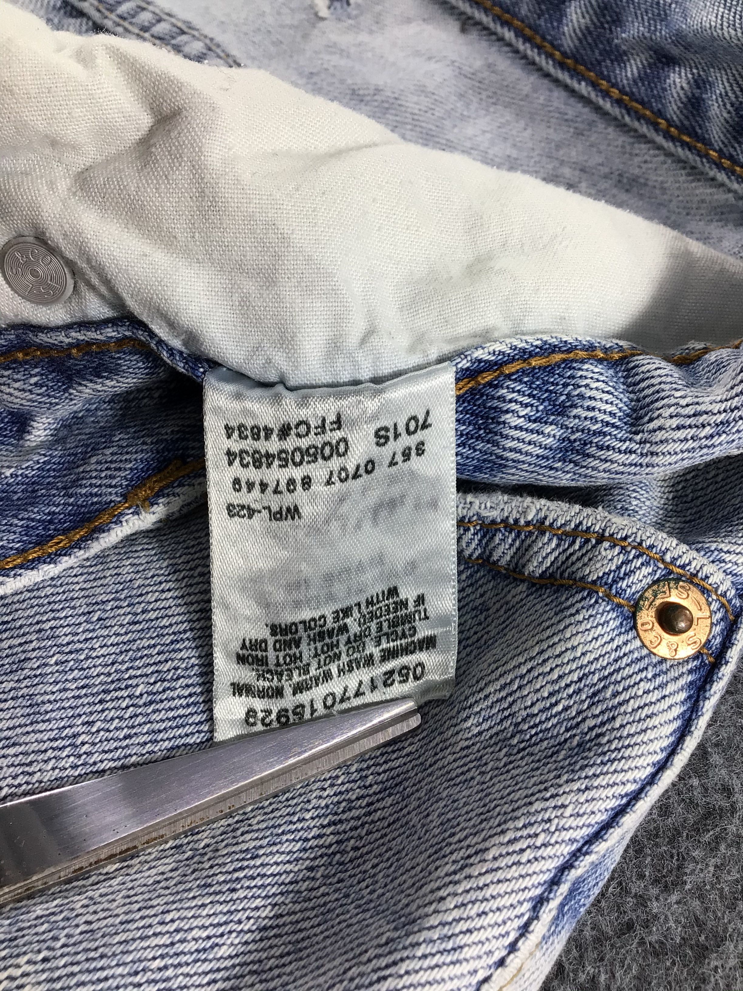 Levi's Vintage Levis 505 Jeans Light Wash Denim -J578 Size US 35 - 12 Thumbnail