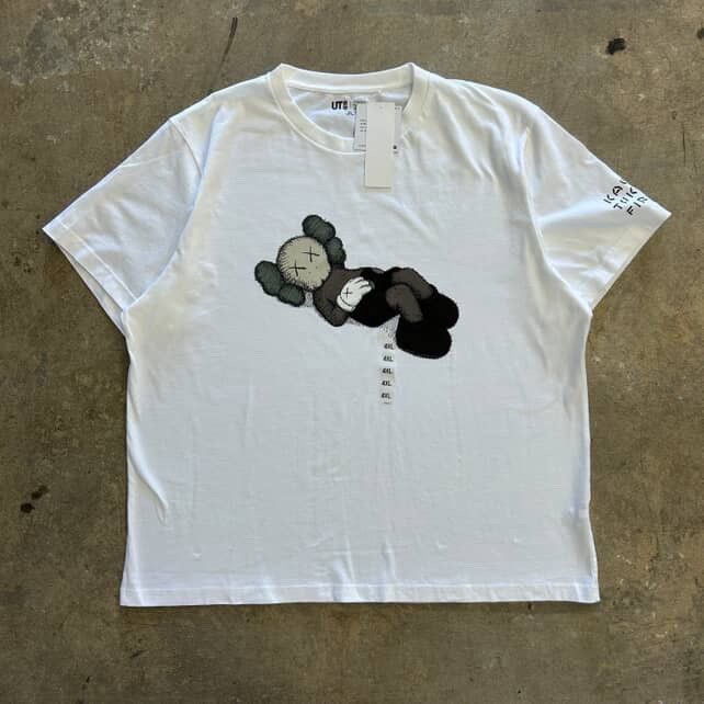 Kaws × Uniqlo Asia Exclusive XXXXL Kaws Uniqlo Tee Size US XXL / EU 58 / 5 - 1 Thumbnail