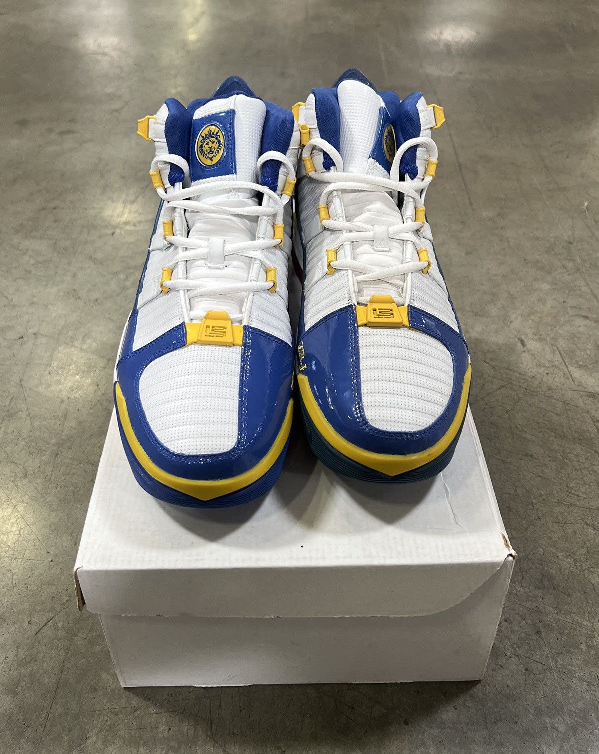Nike Nike Lebron III MVP Sample SuperBron/ Superman edition Size US 11 / EU 44 - 2 Thumbnail