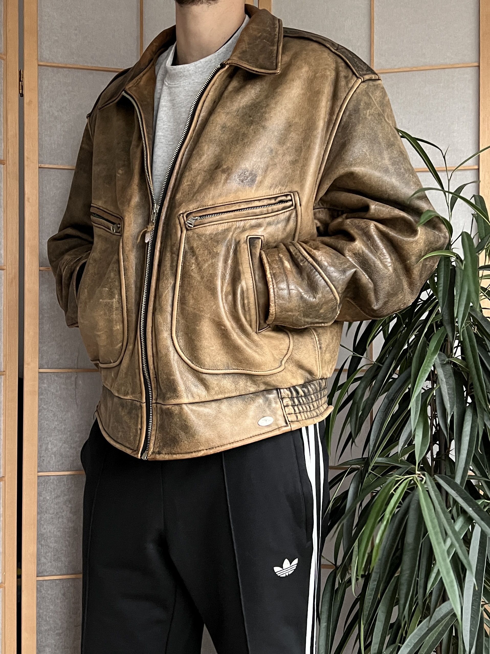 CRAZY! True faded leather bomber jacket vintage 90s baggy