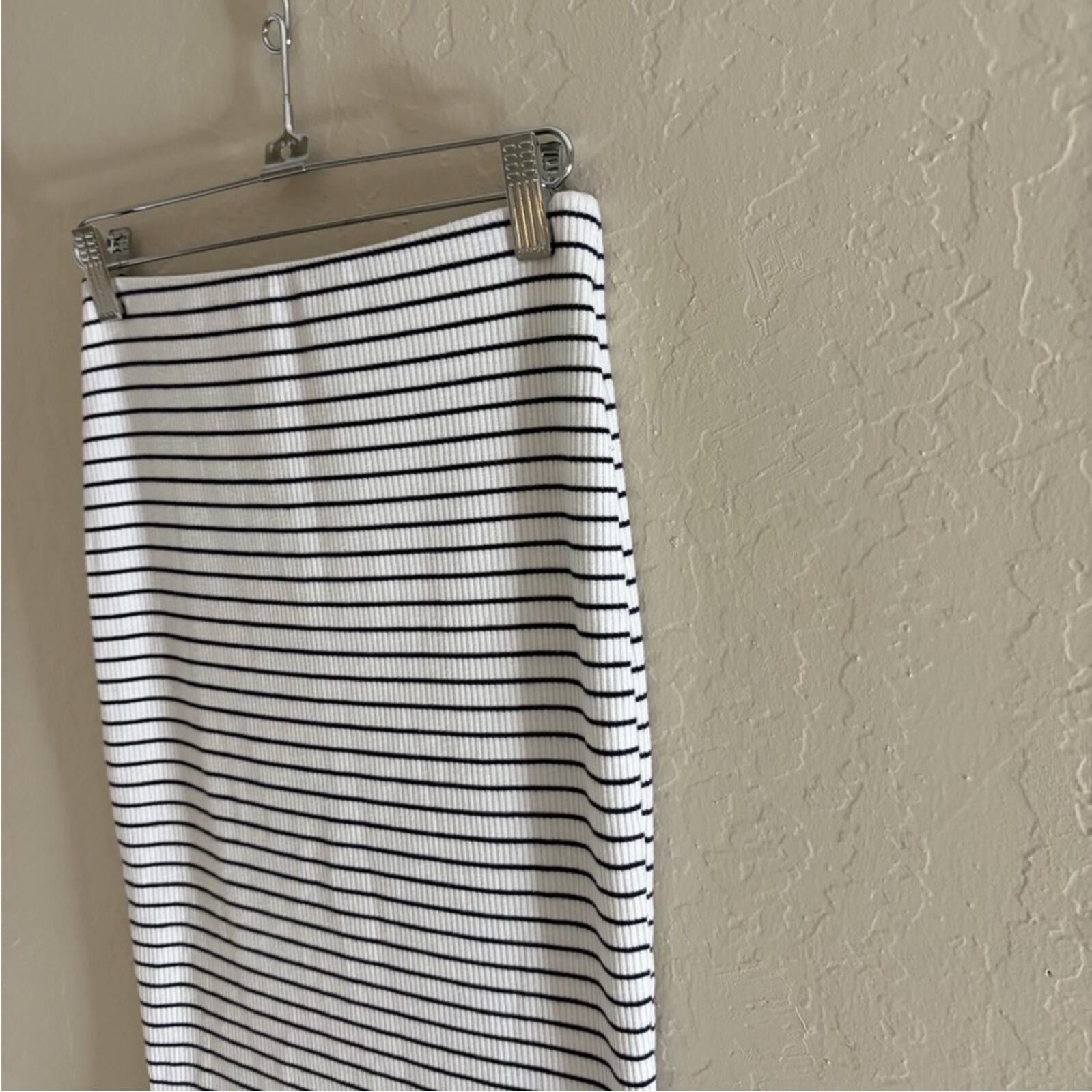 Forever 21 Forever 21 Striped Pencil Skirt Size 26" / US 2 / IT 38 - 1 Thumbnail