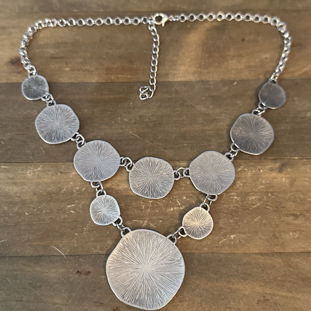 Other Silver tone patterned swag necklace Size ONE SIZE - 4 Thumbnail