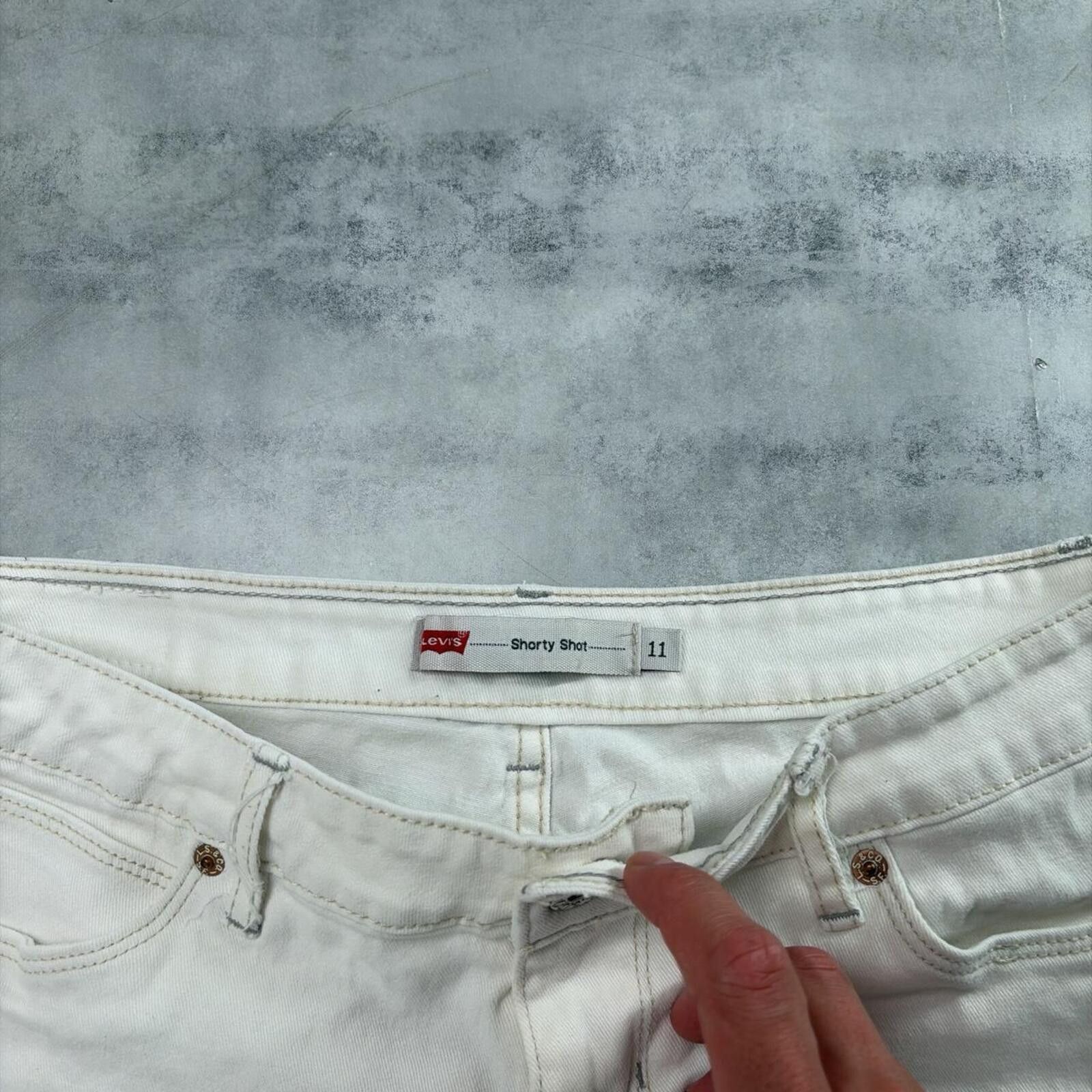 Levi's Y2K White Levi’s Shorty Short Grunge Mini Denim Shorts Size 34" / US 12 / IT 48 - 4 Thumbnail