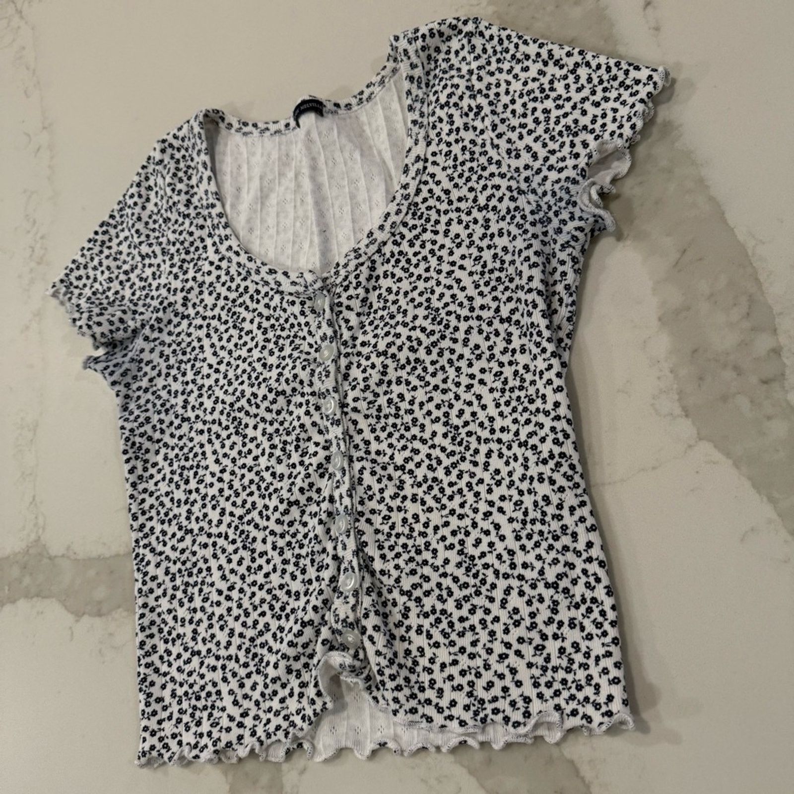 Brandy Melville Brandy Melville Floral Button Up Baby Tee Crop Top Womens OS Size ONE SIZE - 3 Thumbnail