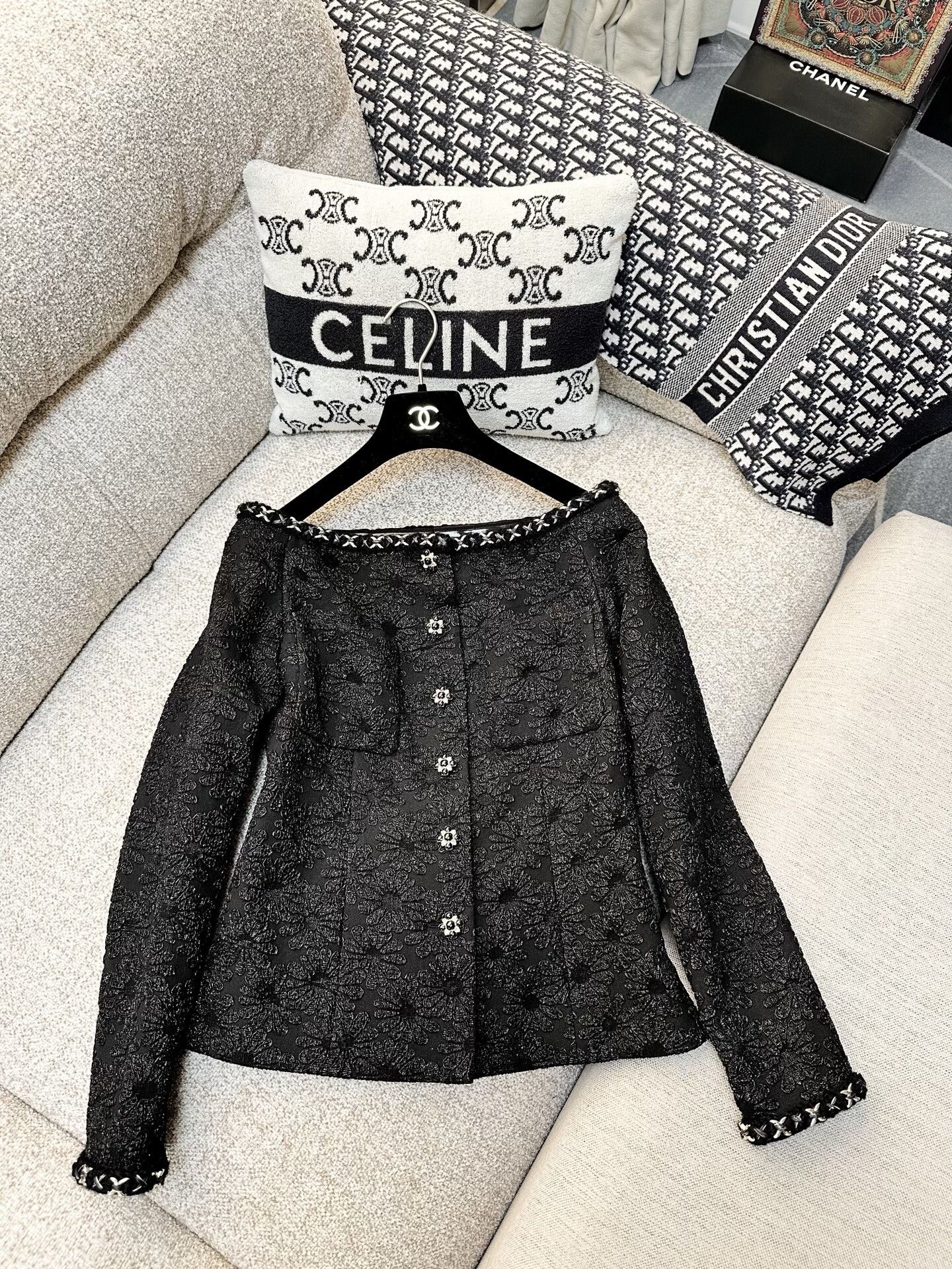 Chanel Chanel 21A Black Off-Shoulder Jacket Size XXS / US 00 / IT 34 - 1 Thumbnail