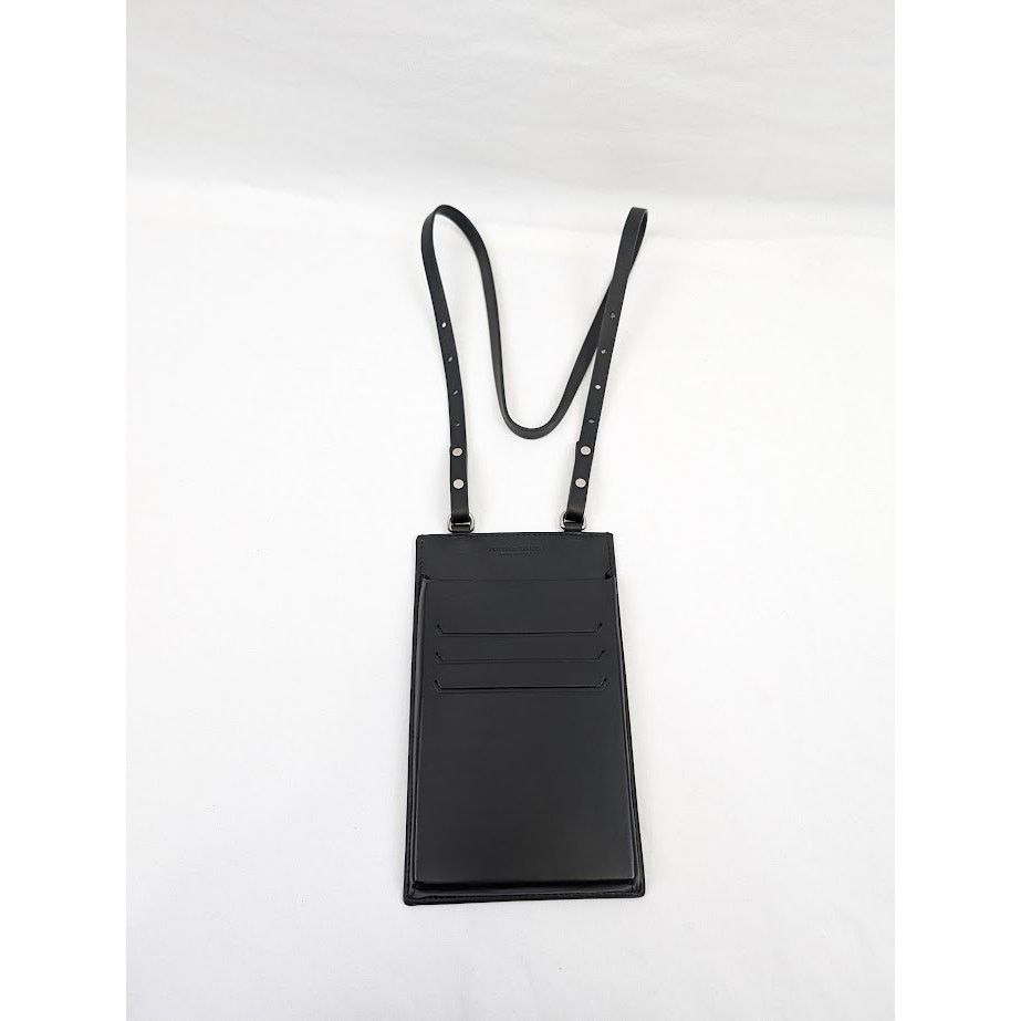 o1rshd1 Q:2 / Size: OS / Paper Calf Perforated Case in Nero