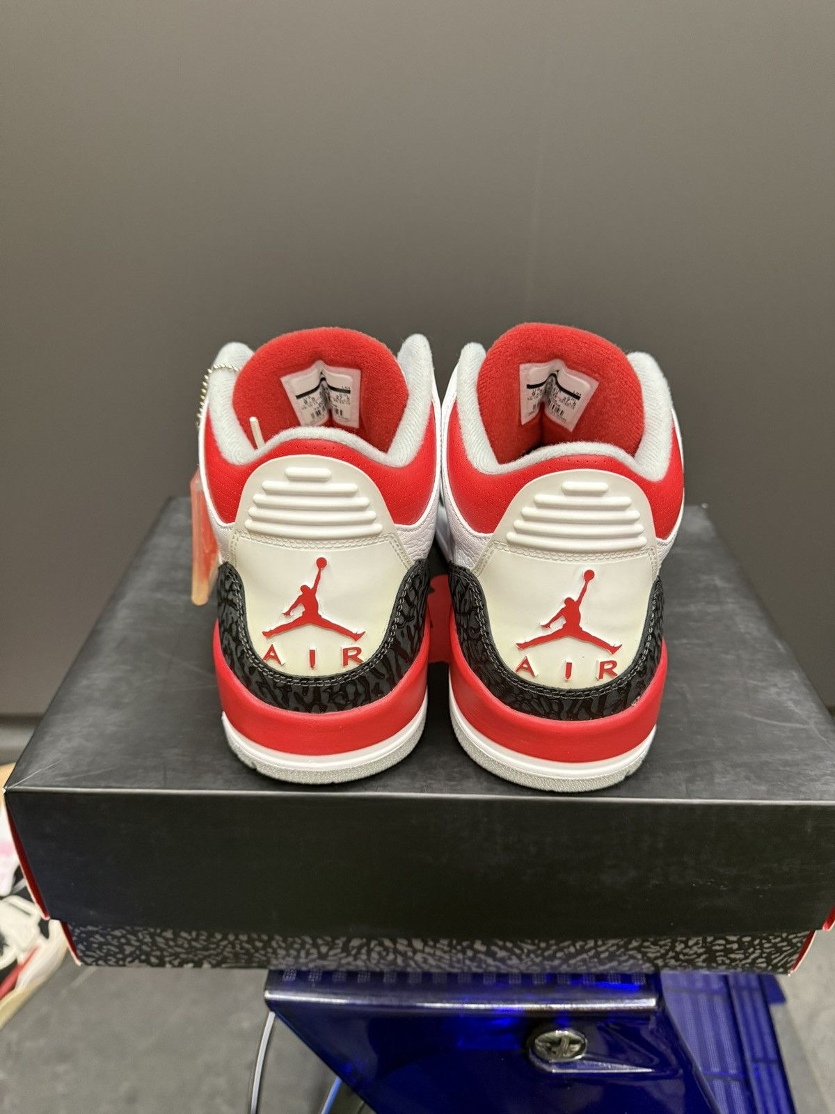 Jordan Brand Jordan 3 Fire Red 2013 Size 9.5 136064-120 Size US 9.5 / EU 42-43 - 6 Thumbnail