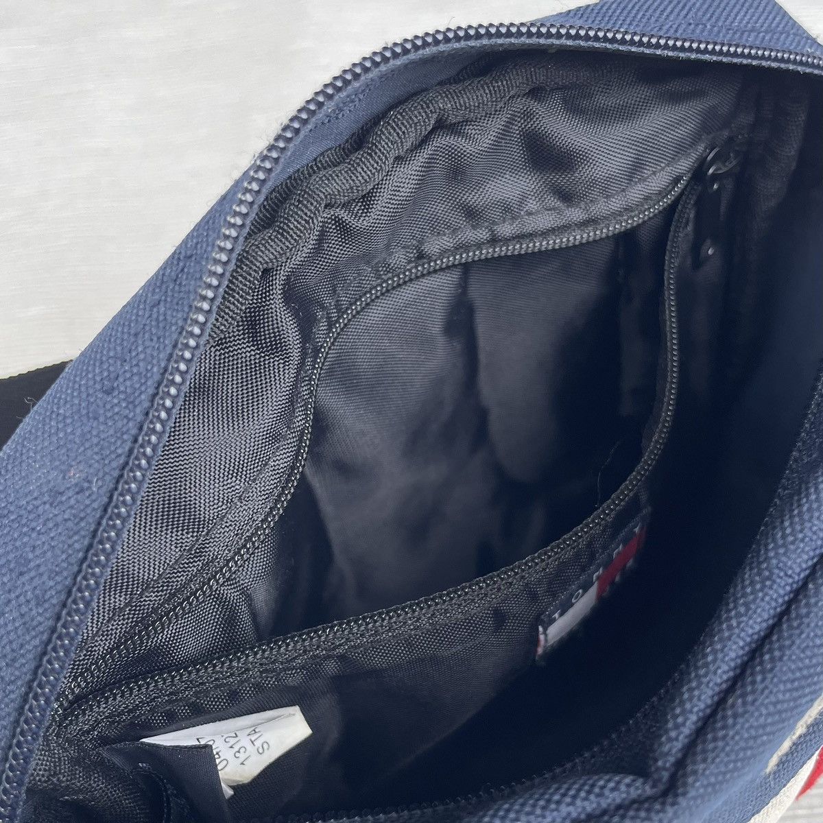 Tommy Hilfiger × Vintage Tommy Hilfiger Small Logo Blue Crossbody Size ONE SIZE - 14 Thumbnail