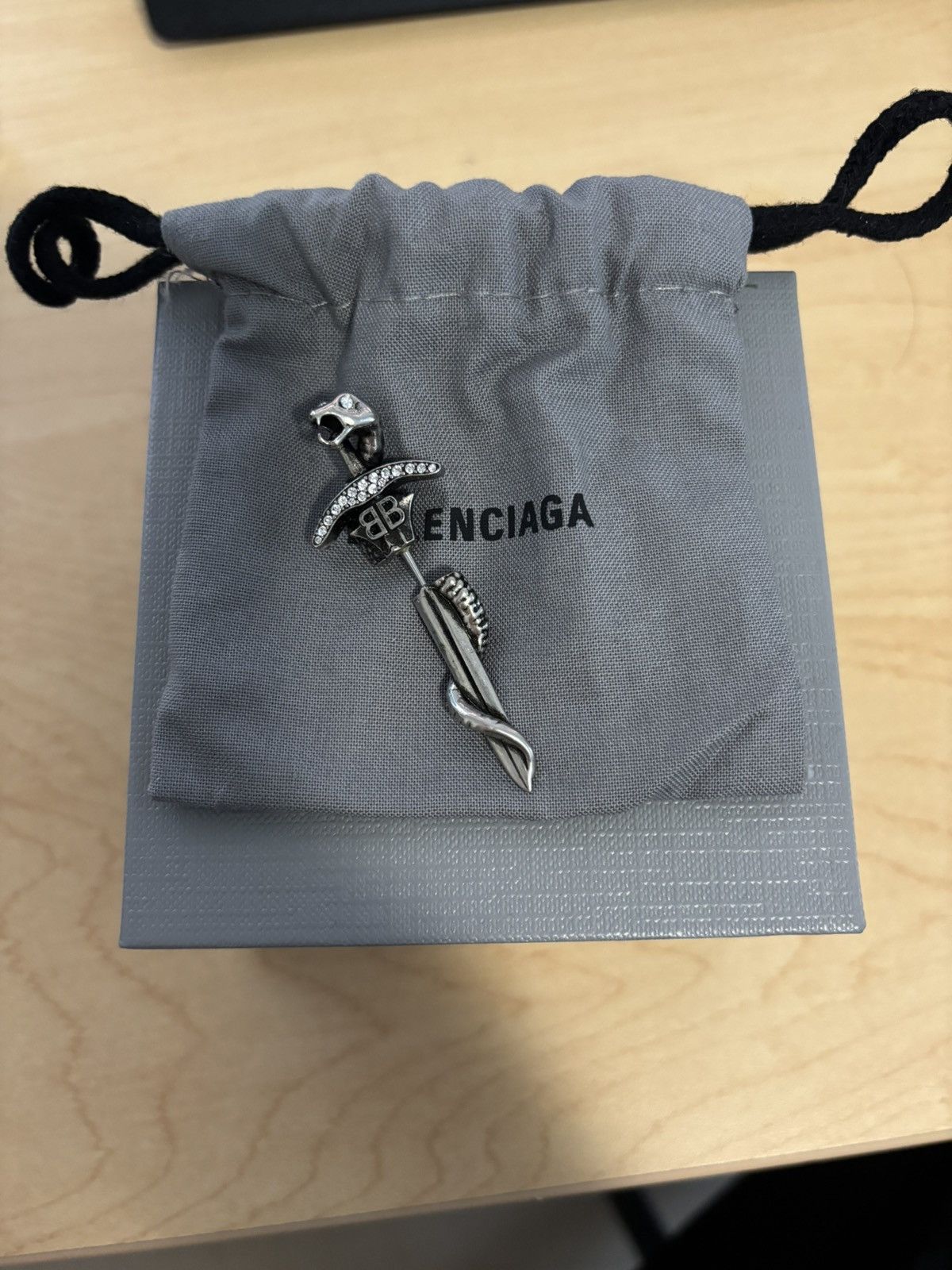 国内即発+ BALENCIAGA+GOTH SWORD ブローチ Goth Sword Brooch in Antique Silver | Balenciaga US