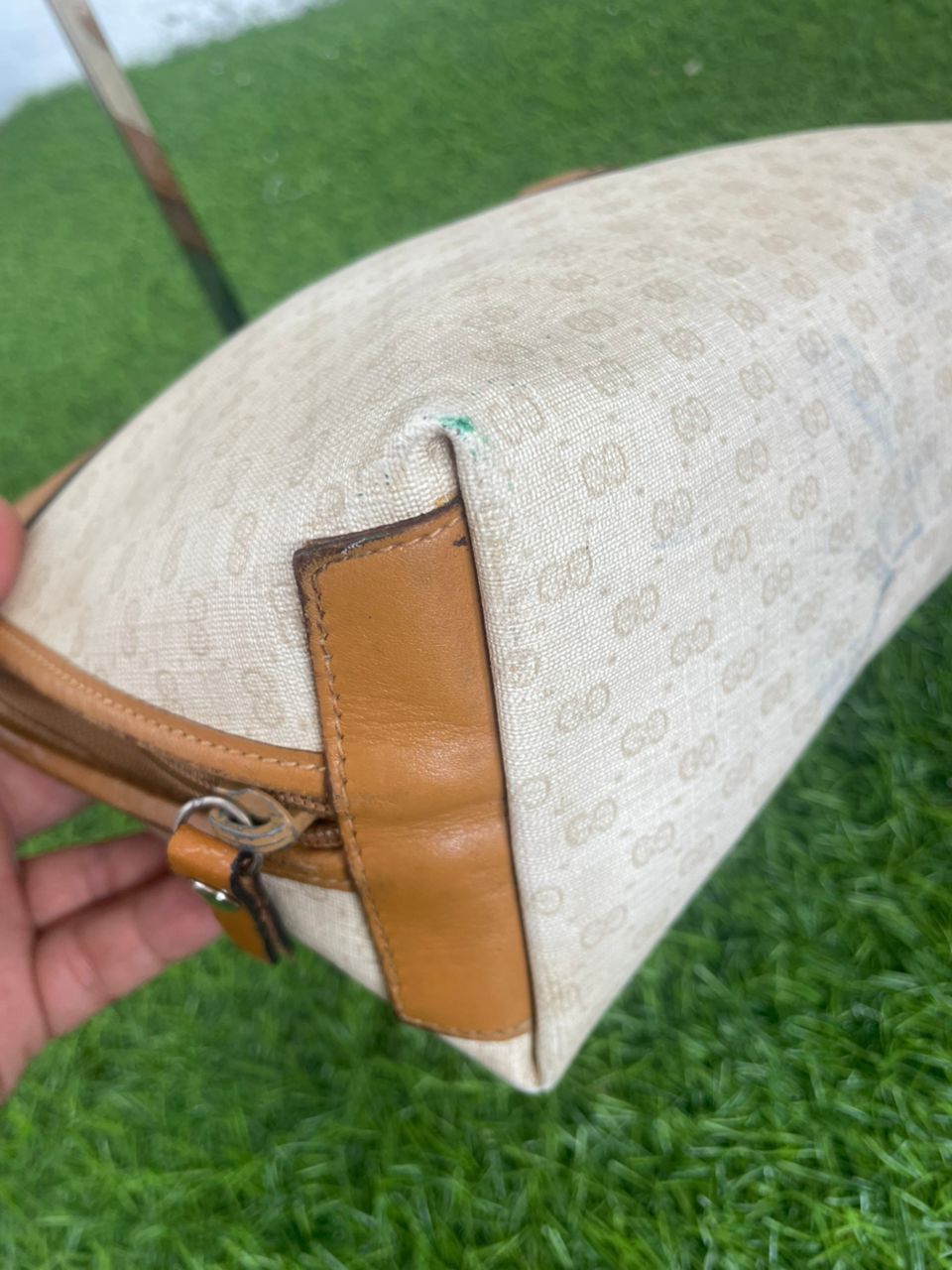 Gucci Authentic Vintage Gucci GG Monogram White Clutch Size ONE SIZE - 9 Thumbnail