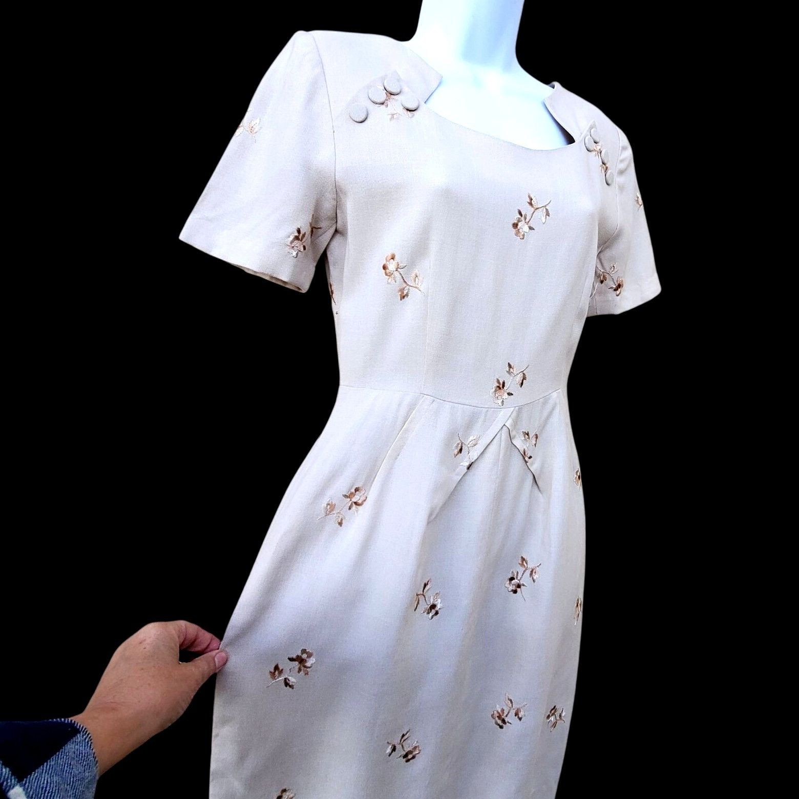 Handmade 1950s Pin Up Wiggle Dress Size 4 Beige Embroidered Metal Zip Size S / US 4 / IT 40 - 1 Thumbnail