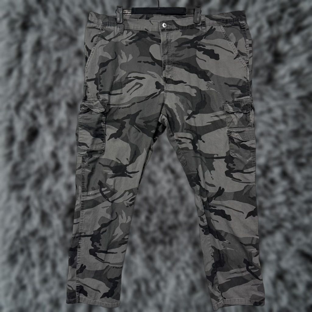Wrangler Wrangler Cargo Pants Mens Regular Taper Gray Camouflage Cotton Spandex 43x28.5 Army Casual Workwear Cargo Pockets Zip Front Button Closure Size US 42 / EU 58 - 1 Thumbnail