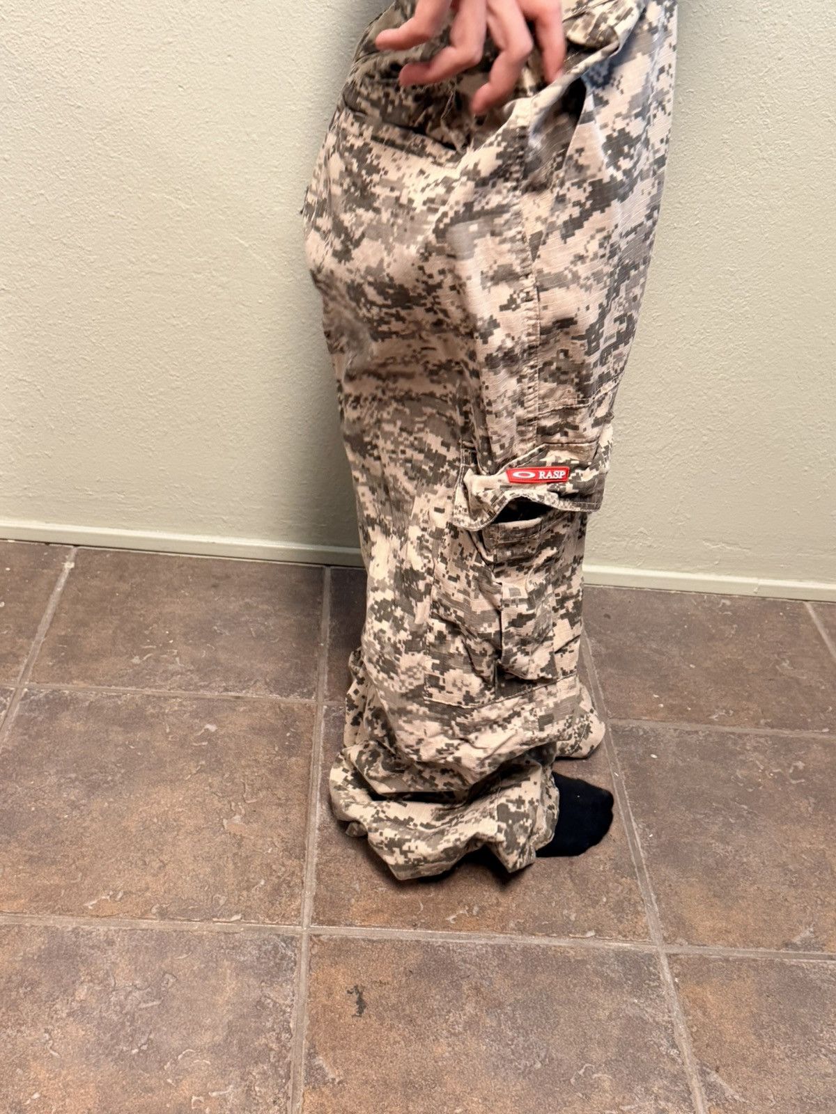 The GV Gallery Raspberry Digital Camo Cargo Pants Size US 34 / EU 50 - 3 Thumbnail