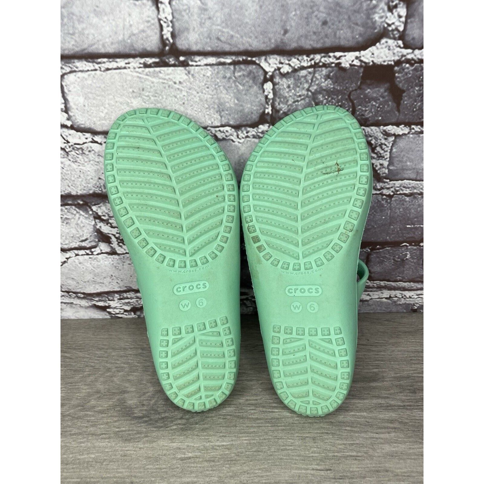 Crocs CROCS Iconic Comfort Green Rubber Slides Light Flats Sandals Size US 6 / IT 36 - 15 Thumbnail