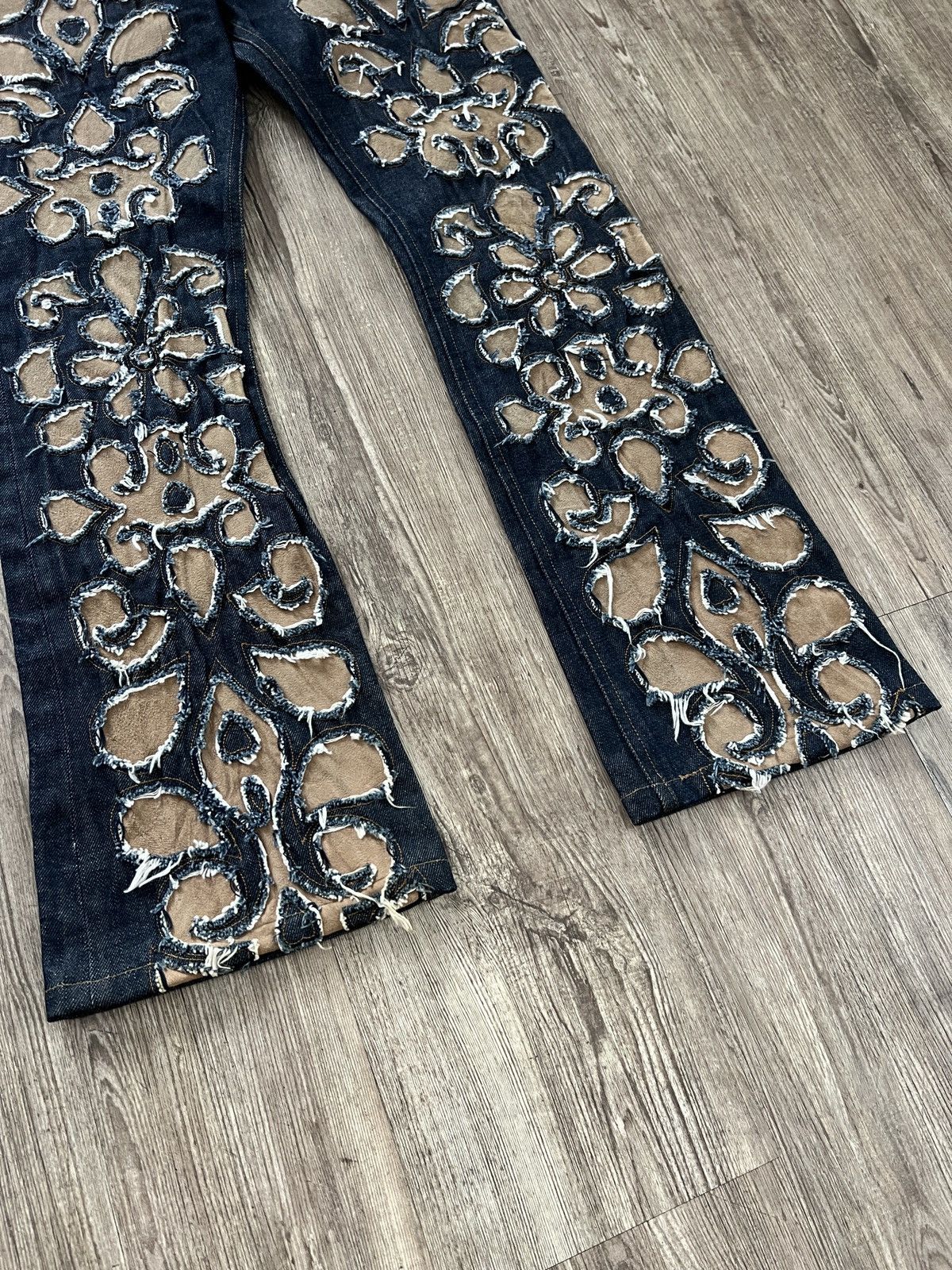 Japanese Brand Kyoichi Fujita Floral Leather Inlay Flare Denim Jeans y2k Size 26" / US 2 / IT 38 - 2 Thumbnail