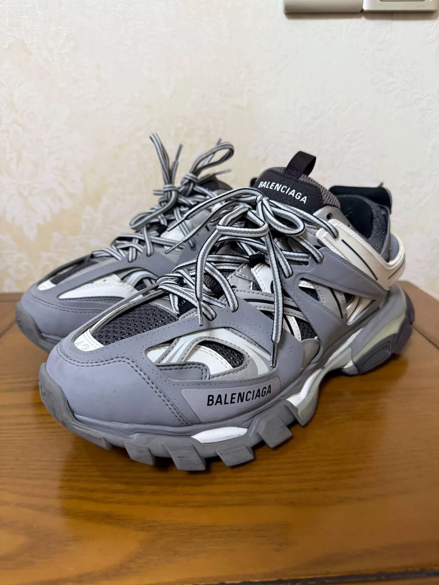 Balenciaga Balenciaga Orange Lowtop Sneakers 43 Men Size US 10 / EU 43 - 1 Thumbnail