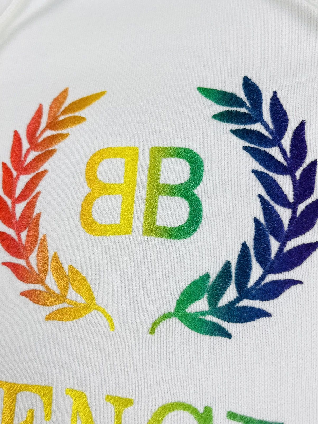 Balenciaga SS19 Balenciaga Rainbow Crest Logo Embroidered Hoodie White Size US L / EU 52-54 / 3 - 4 Thumbnail