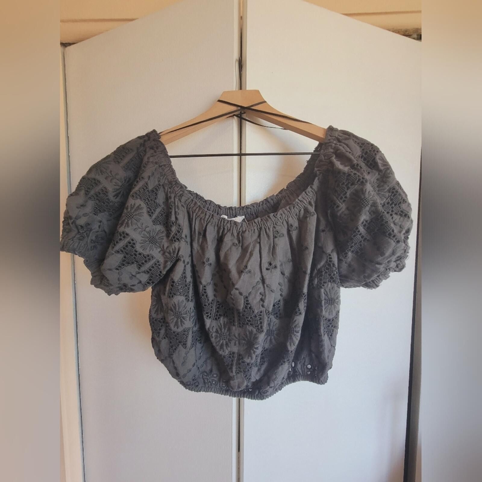 Lucky Brand Lucky Brand Gray Eyelet Puff Sleeve Top EUC 100% Cotton Size S / US 4 / IT 40 - 1 Thumbnail