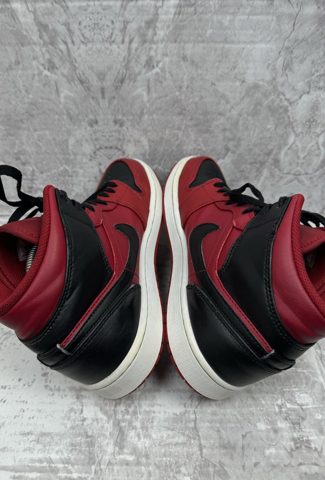 Jordan Brand Nike Air Jordan 1 Mid Reverse Bred 554724-660 Size US 9.5 / EU 42-43 - 5 Thumbnail