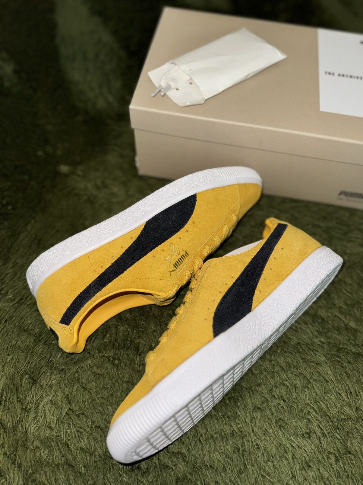 Puma [US 10] Puma Clyde OG Archive Yellow Black Suede Size US 10 / EU 43 - 4 Thumbnail