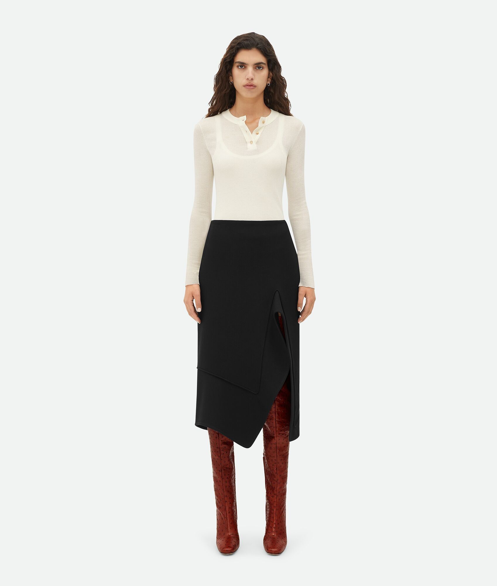 o1bcso1str0425 Structured Cotton Midi Skirt in Black