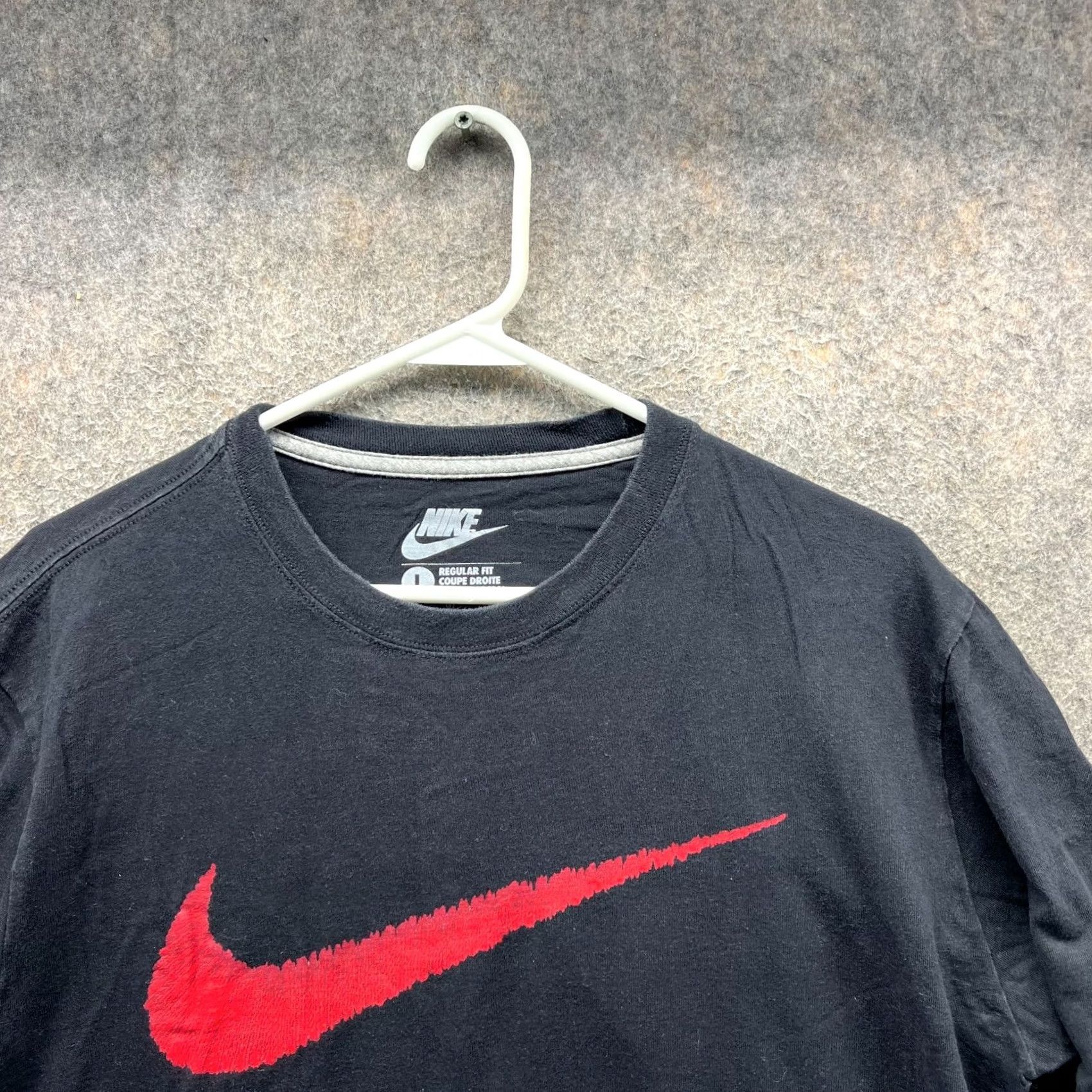 Nike Nike Shirt Mens Large Black Red Crewneck Big Swoosh Logo Regular Cotton Tee Size US L / EU 52-54 / 3 - 4 Thumbnail
