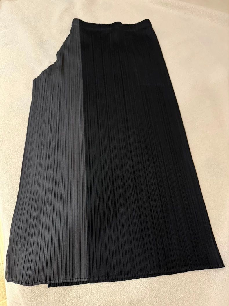 Issey Miyake Issey Miyake size:3 Two black and grey pleated skirts Size 31" - 1 Thumbnail
