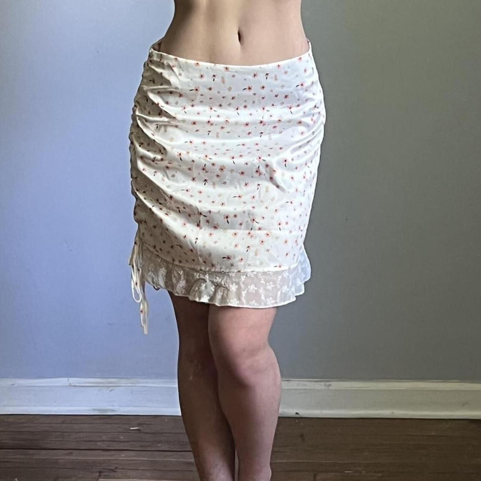 Shein SHEIN floral ruched skirt with lace trim Size 32" / US 10 / IT 46 - 5 Thumbnail