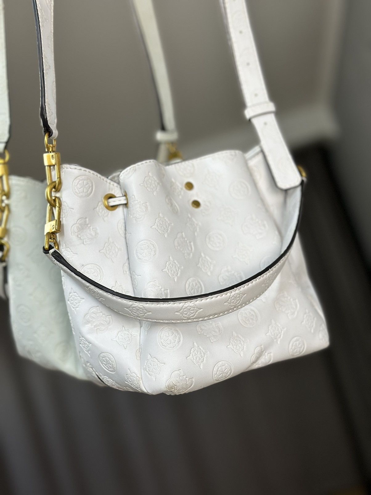 Guess Guess White Monogram Bucket Bag Gold Hardware Y2K Style Size ONE SIZE - 11 Thumbnail