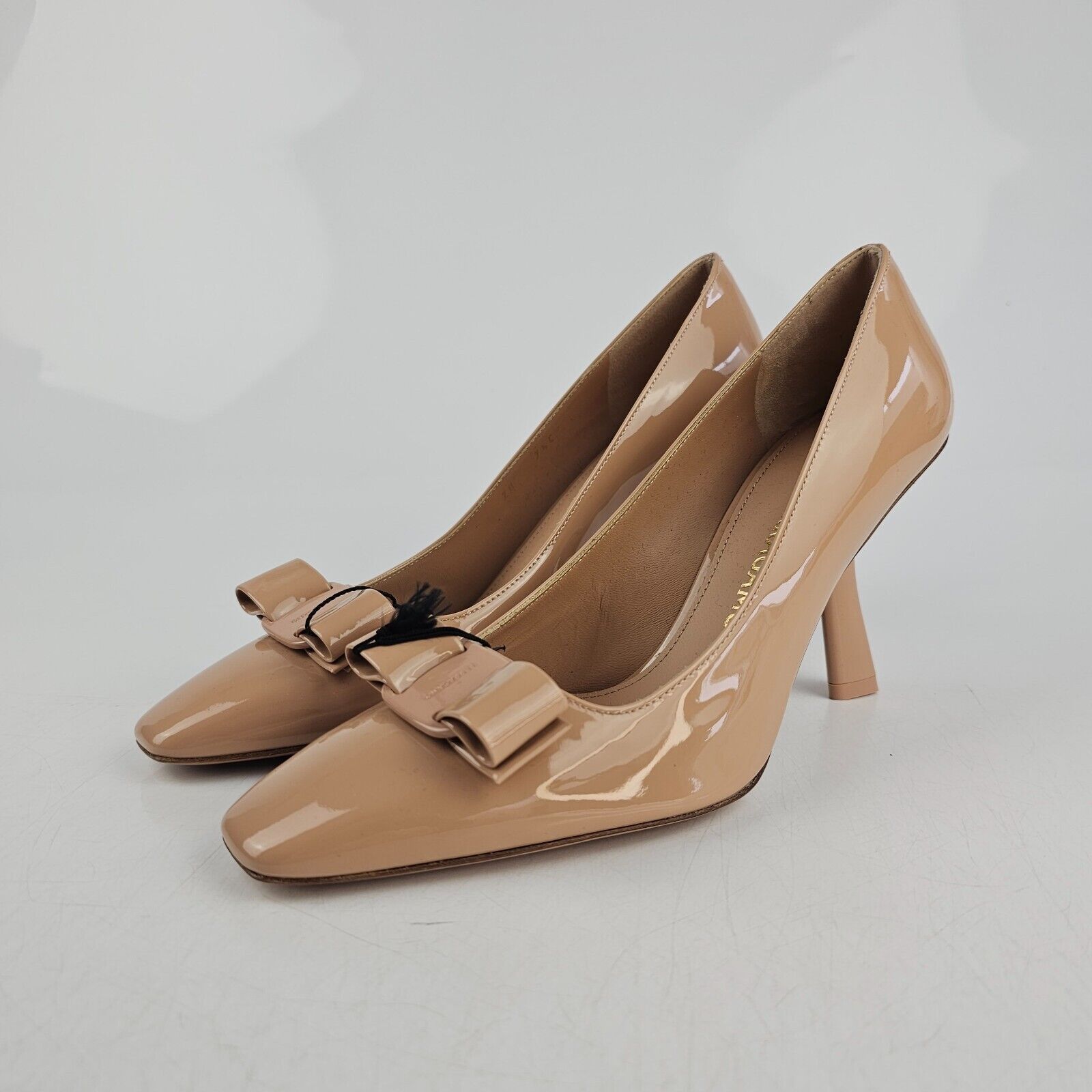 Ferragamo Vara Bow 85mm Beige Patent Leather Pumps New