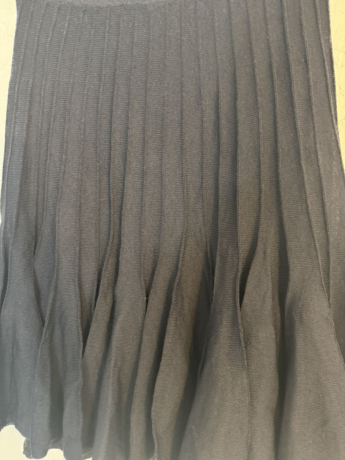 St. John VINTAGE ST. JOHN SKIRT BLACK KNIT PLEATED KNEE LENGTH SZ 4 Size 27" / US 4 / IT 40 - 2 Thumbnail
