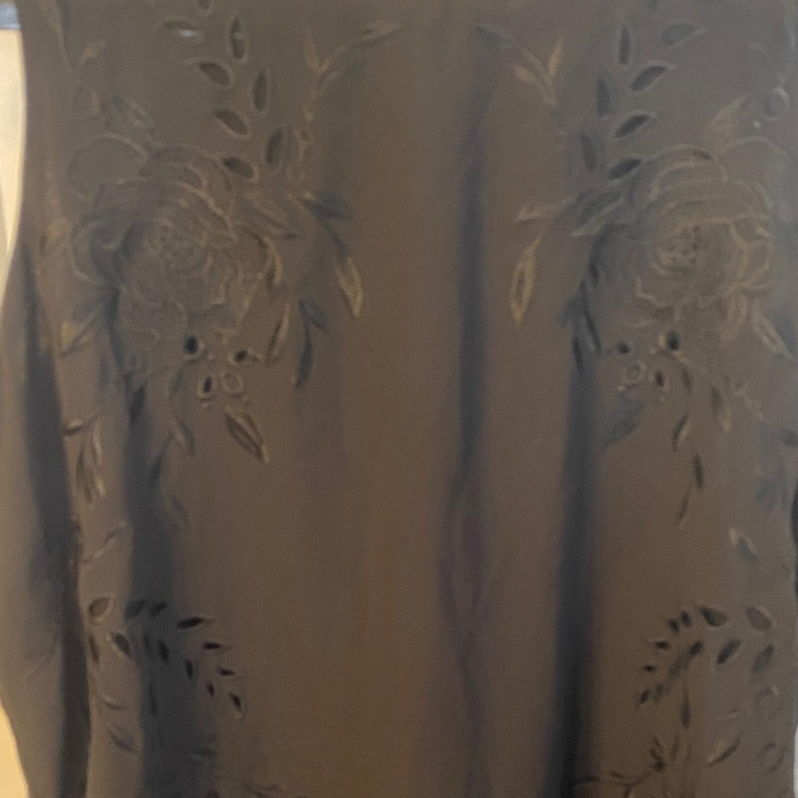 Other WHBM Black Sleeveless Embroidered Blouse XS Size XS / US 0-2 / IT 36-38 - 5 Thumbnail